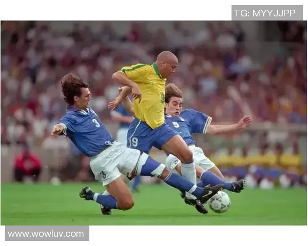 让足球明星的精彩瞬间吸引美女的目光,感受运动魅力与激情碰撞